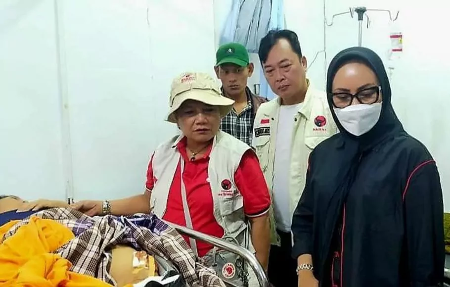 Ketua DPP PDIP Ribka Tjiptaning mendampingi pasien korban gempa di Cianjur, Selasa 22 November 2022.