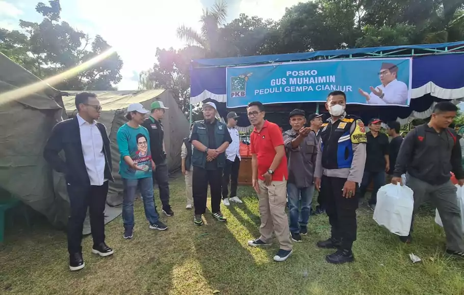 Ketua Fraksi PKB DPR Cucun Ahmad Syamsurijal saat meninjau lokasi gempa Cianjur.
