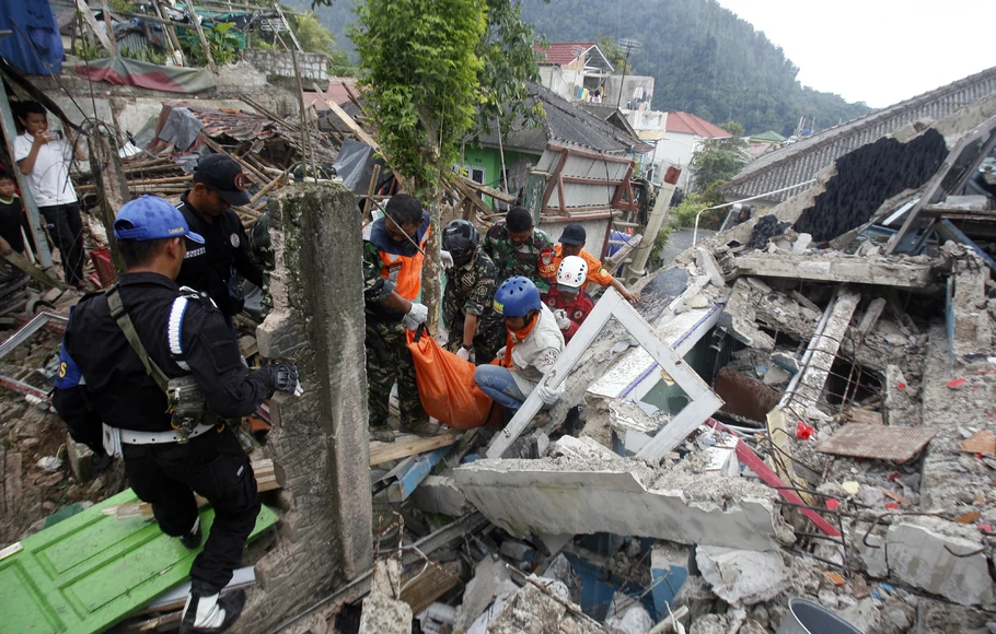 Tim SAR gabungan melakukan pencarian korban tertimbun material bangunan rumah di Desa Cibereum Keler, Cugenang, Kabupaten Cianjur, Jawa Barat, Selasa, 22 November 2022.