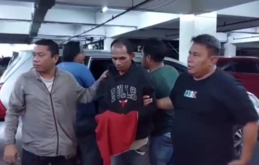 Dua orang pelaku penusukan Randi purnomo, sopir bus Transjakarta, berhasil diringkus Unit Jatanras Metro Jakarta Timur (23/11/2022)