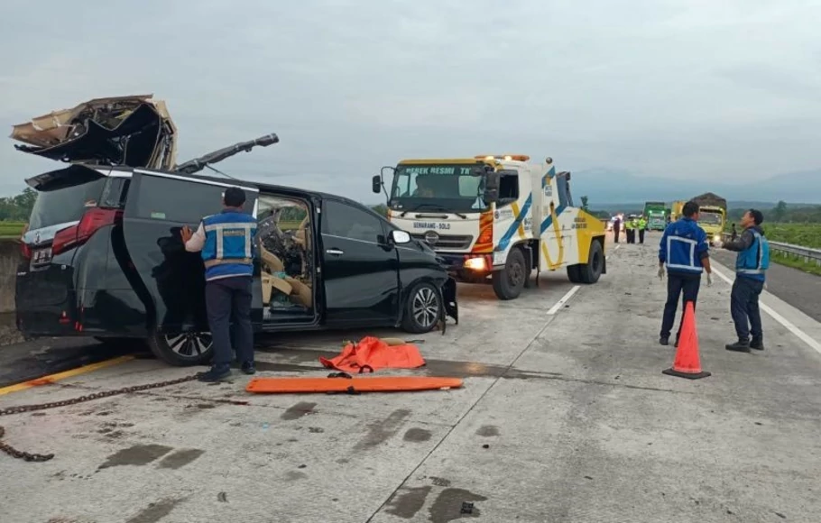 Petugas mengevakuasi Toyota Alphard yang mengalami kecelakaan di KM 490 Tol Semarang-Solo, Kamis 24 November 2022.
