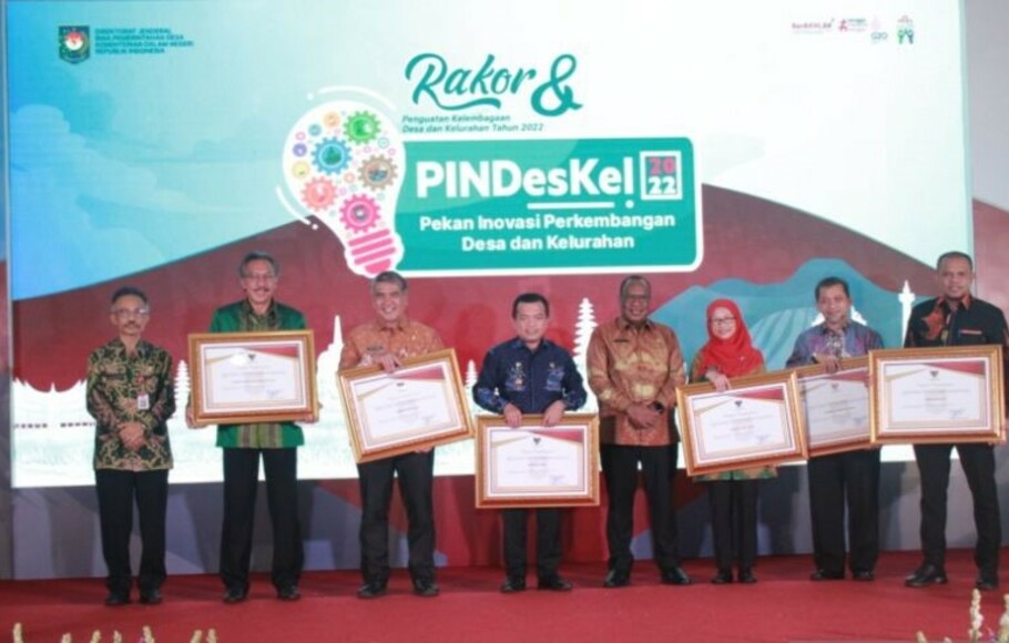 Para juara Lomba Desa dan Kelurahan Tingkat Provinsi Tahun 2022 menerima piagam penghargaan dan plakat dari Direktur Jenderal Bina Pemdes Eko Prasetyanto dan Wakil Menteri Dalam Negeri John Wempi Wetipo di Jakarta, Kamis 24 November 2022. 