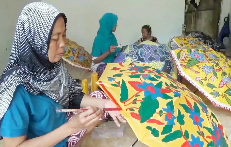 Perajin payung motif batik di Desa Jarum, Kecamatan Bayat, Kabupaten Klaten, Jawa Tengah.