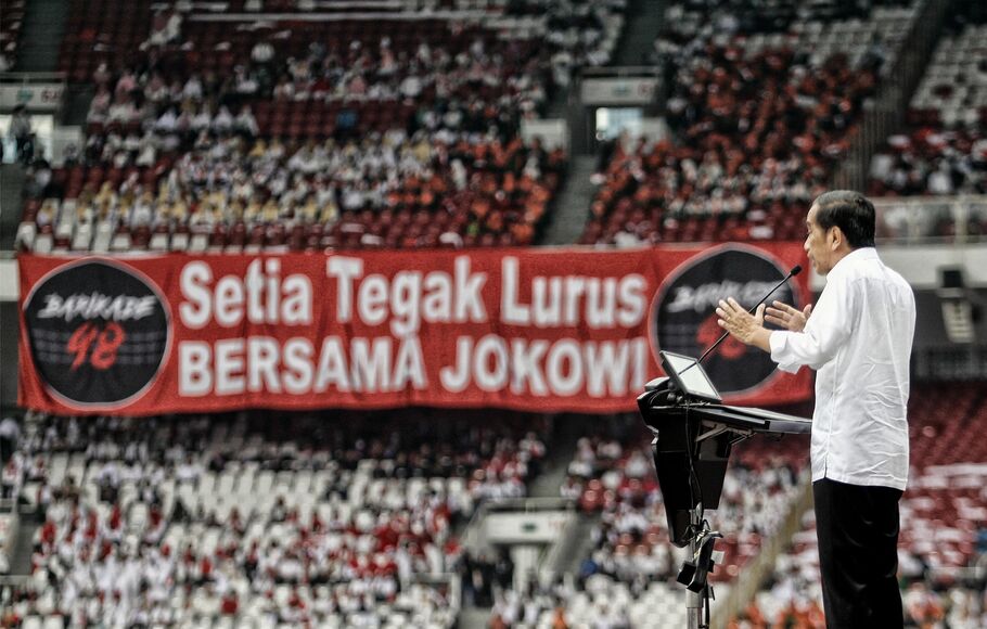Presiden Joko Widodo dalam sambutannya saat hadir di acara silaturahmi relawan Jokowi bertajuk Nusantara Bersatu di Stadion Gelora Bung Karno (GBK), Jakarta, Sabtu 26 November 2022.