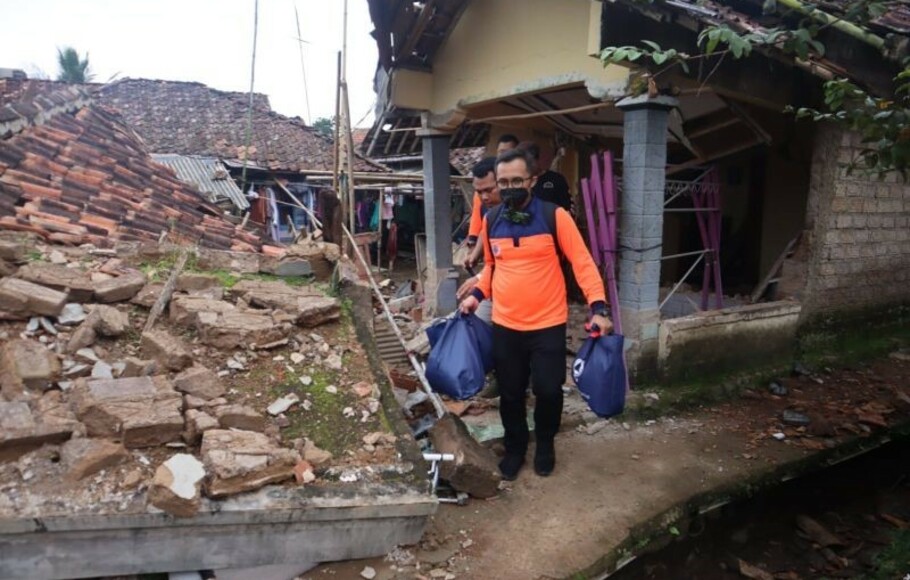 Petugas BNPB mendistribusikan bantuan untuk warga yang terdampak gempa Cianjur di Desa Gasol, Kecamatan Cugenang, Kabupaten Cianjur, Provinsi Jawa Barat, Sabtu 26 November 2022. 