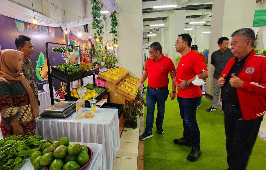 Sekjen DPP PDIP Hasto Kristiyanto menyaksikan pameran usaha mikro, kecil, dan menengah (UMKM) di Simpang Lima Gumul, Kediri, Jawa Timur, Sabtu, 26 November 2022.