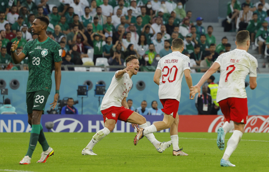 Pemain Polandia, Piotr Zielinski (20), merayakan gol ke gawang Arab Saudi.