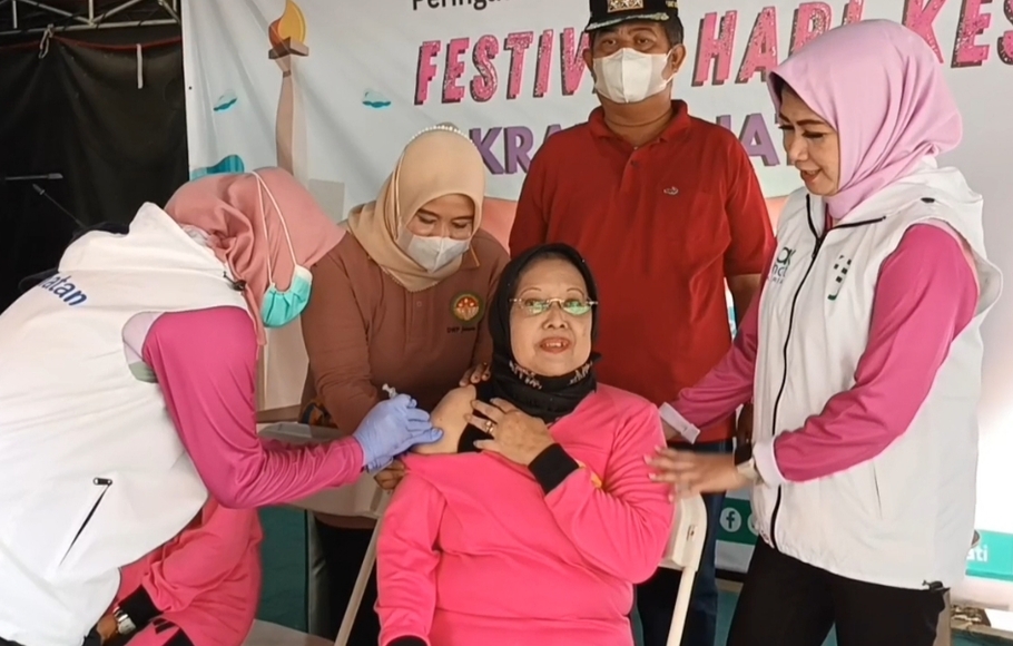 Warga lanjut usia (lansia) antusias mengikuti vaksinasi booster kedua yang diselenggarakan Puskesmas Kramat Jati, Jakarta Timur.