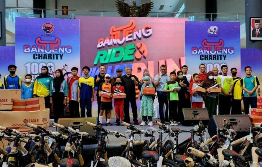 PDIP memberikan bantuan kepada guru-guru dan pelajar dengan menyerahkan bantuan berupa 1.000 sepeda dan 2.000 pasang sepatu di area SLG Kabupaten Kediri, Jawa Timur, Minggu, 27 November 2022. 