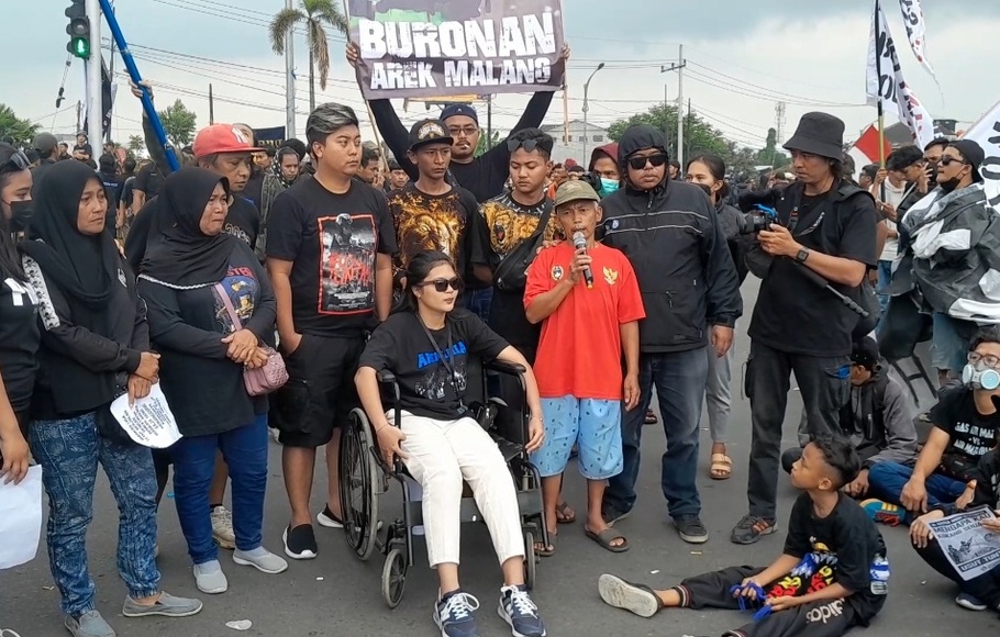 Keluarga korban tragedi Kanjuruhan menyampaikan tuntutan keadilan dalam aksi demonstrasi di exit Tol Singosari, Malang, Minggu, 27 November 2022.