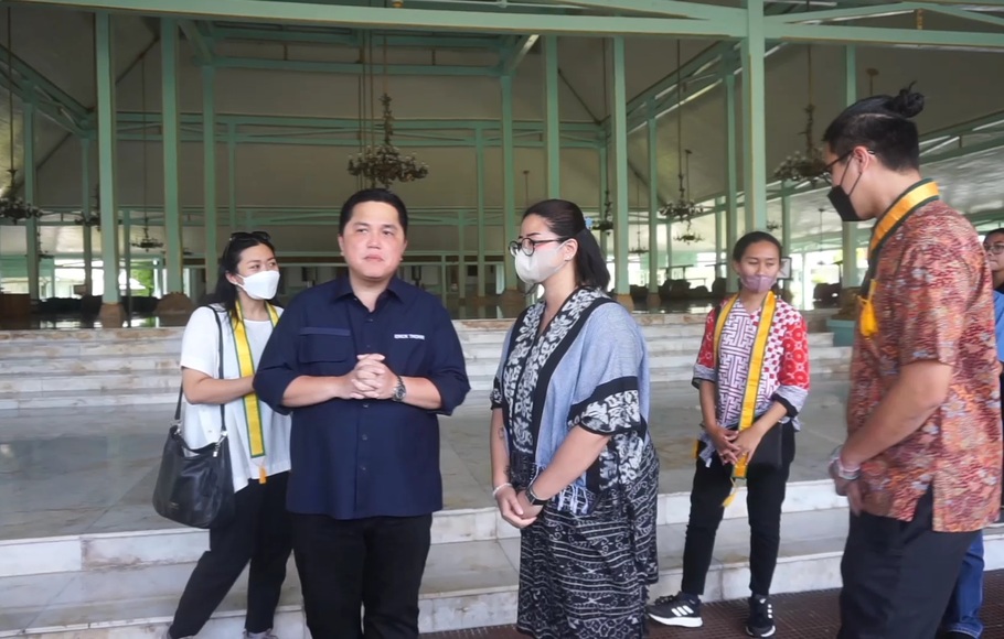 Menteri Badan Usaha Milik Negara (BUMN) Erick Thohir di sela-sela kegiatan simulasi kirab budaya pernikahan Kaesang-Erina di Pura Mangkunegaran Minggu 27 November 2022.