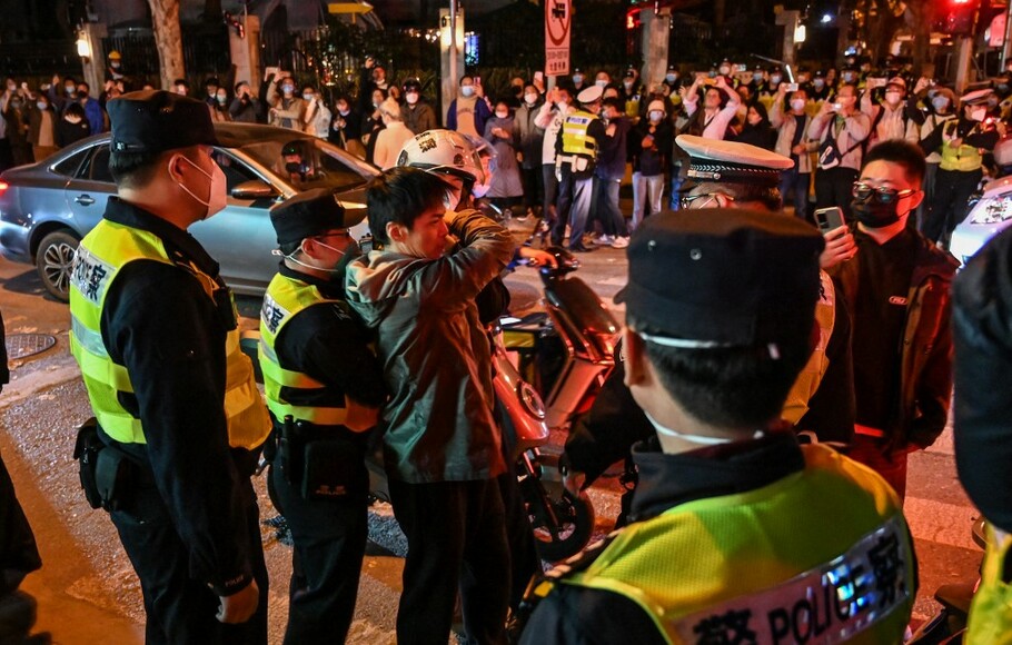 Petugas polisi Tiongkok memblokir jalan untuk mencegah aksi demo memprotes kebijakan nol-Covid di Shanghai pada 27 November 2022.