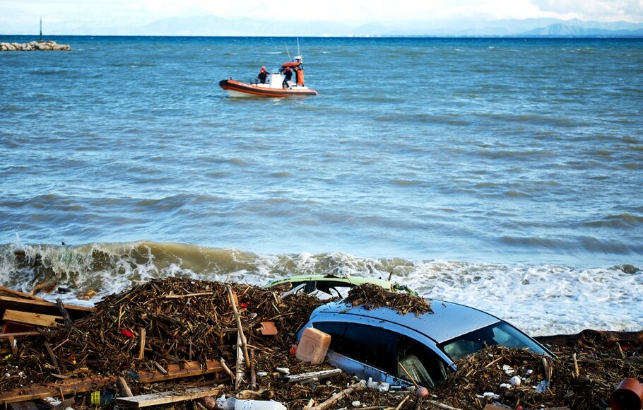 Mobil rusak terlihat di pantai Casamicciola pada 27 November 2022, menyusul hujan lebat yang menyebabkan tanah longsor di pulau Ischia, Italia selatan.