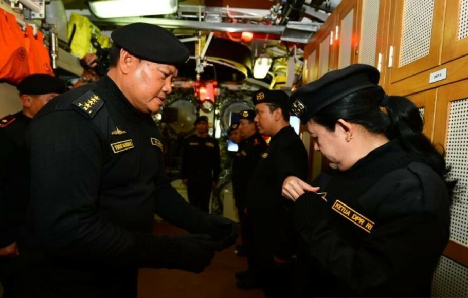 Kepala Staf Angkatan Laut (Kasal) Laksamana TNI Yudo Margono menyematkan Brevet Hiu Kencana kepada Ketua DPR Puan Maharani di KRI Alugoro-405.