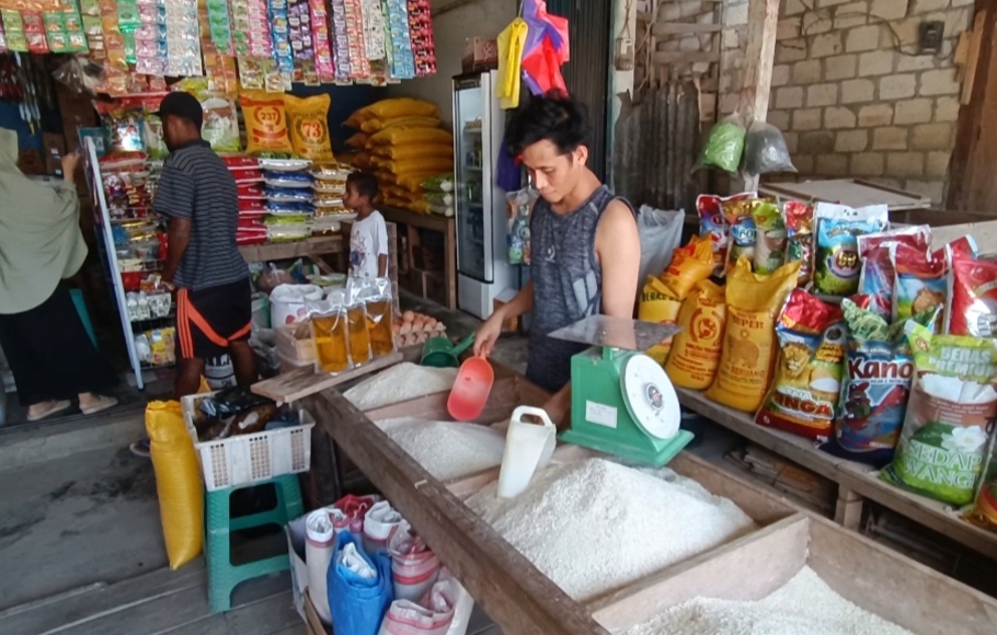 Penjual beras di pasar induk Youtefa, Kota Jayapura.