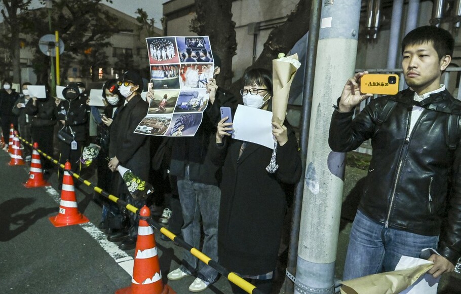 Sekelompok pengunjuk rasa melakukan di jalan dari kedutaan besar Tiongkok di Tokyo, Jepang pada 28 November 2022, untuk mendukung demonstrasi yang diadakan di Tiongkok atas pembatasan Covid-19.