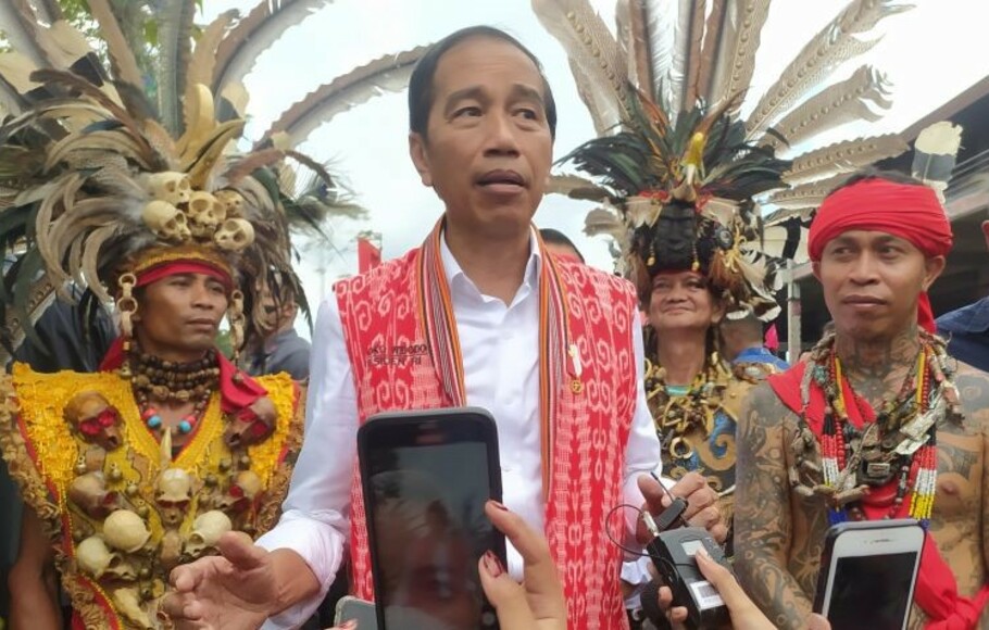 Presiden Jokowi menghadiri Tariu Borneo Bangkule Rajakng atau Temu Akbar Pasukan Merah di Rumah Radakng, Pontianak, Kalimantan Barat, Selasa 29 November 2022. 