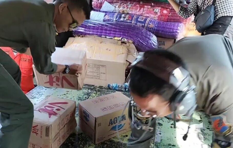 Anggota TNI AU Lanud Atang Sendjadja mengirim bantuan melalui udara untuk korban gempa Cianjur, Selasa 29 November 2022.
