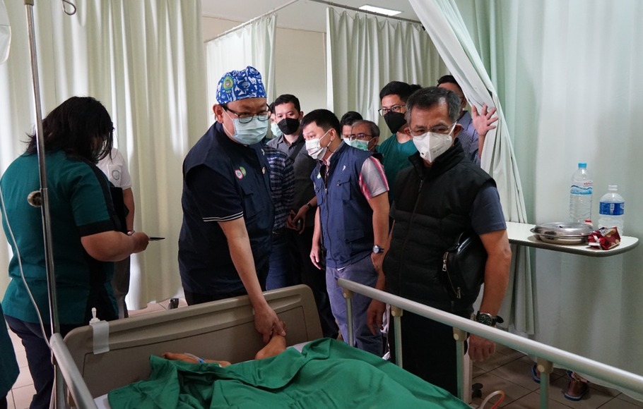 Ketua Umum Perhimpunan Dokter Spesialis Orthopaedi dan Traumatologi Indonesia (Paboi) Prof Ismail H.D mengunjungi salah satu korban gempa Cianjur yang telah menjalani operasi patah tulang, di Kabupaten Cianjur, Minggu 27 November 2022.