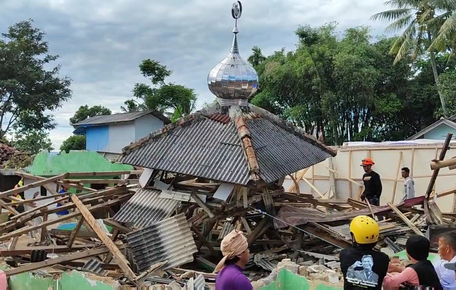 Rabu pagi (30/11/2022), warga Kampung Sarampad Wetan yang merupakan daerah terparah mulai membersihkan puing reruntuhan gempa Cianjur.