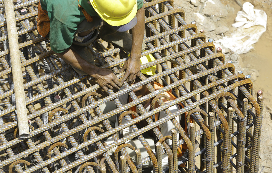 Buruh merangkai kerangka besi pondasi jalan layang di proyek Tol, kawasan Serpong.