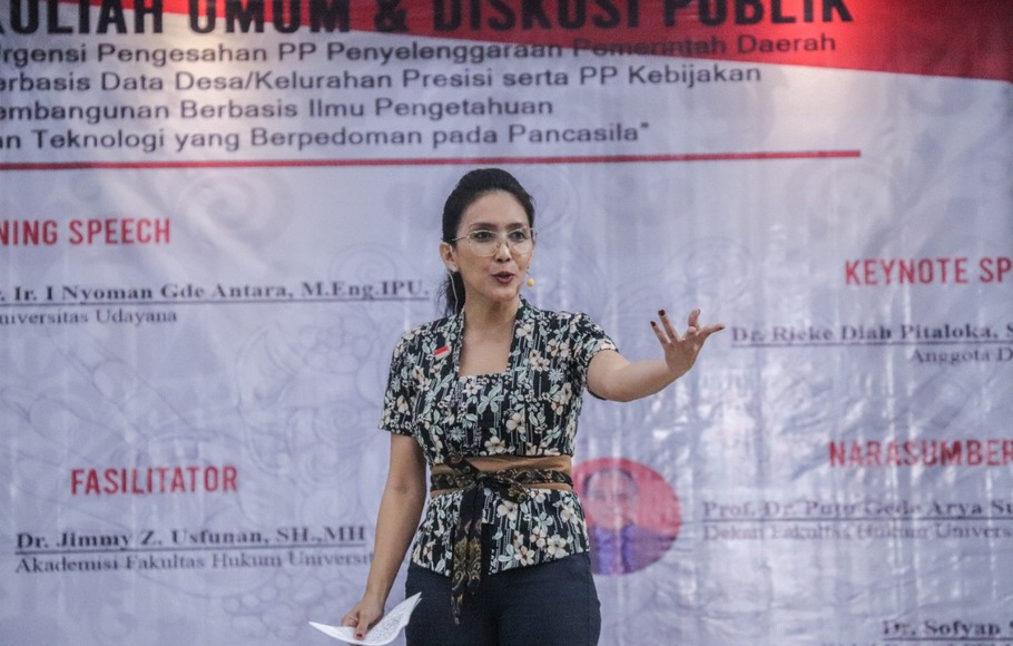 Anggota DPR dari Fraksi PDIP Rieke Diah Pitaloka di acara peluncuran gerakan Sikat Sindikat Data Negara di Fakultas Hukum Universitas Udayana, Bali, Minggu, 27 November 2022.