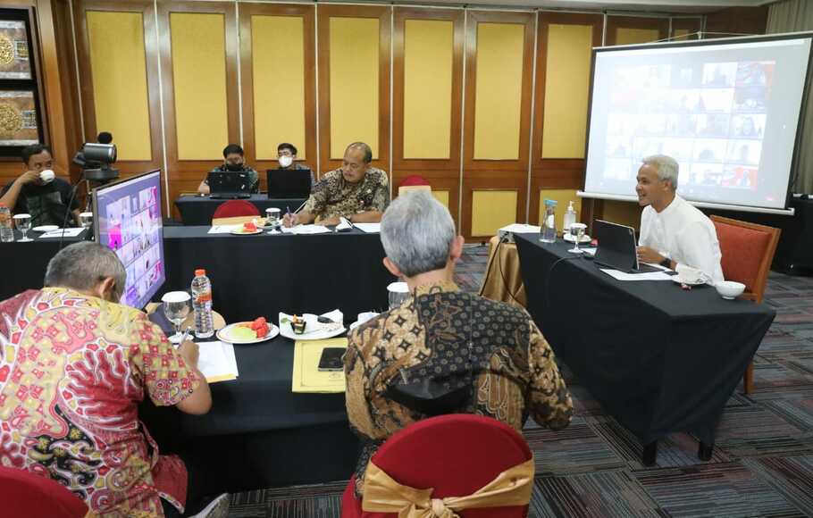 Gubernur Jawa Tengah Ganjar Pranowo membentuk tim untuk membereskan persoalan pembebasan lahan.