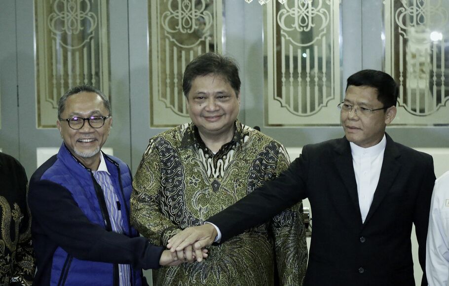 Ketua Umum PAN Zulkifli Hasan (kiri), bertumpu tangan dengan Ketua Umum Partai Golkar Airlangga Hartarto (tengah) dan Plt Ketua Umum PPP Mardiono (kanan) pada pertemuan Koalisi Indonesia Bersatu (KIB) di Jakarta, Rabu 30 November 2022.