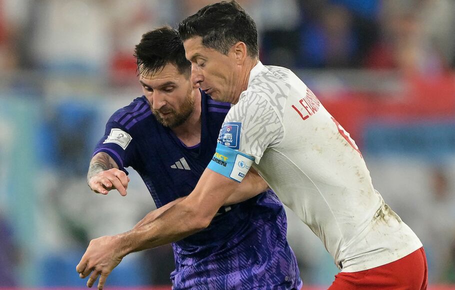 Striker Argentina Lionel Messi (kiri) berduel dengan penyerang Polandia Robert Lewandowski.