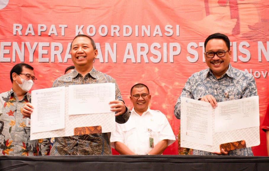 Sebanyak 27 pencipta arsip belum lama ini secara serentak menyerahkan arsip statisnya kepada Arsip Nasional Republik Indonesia (ANRI).