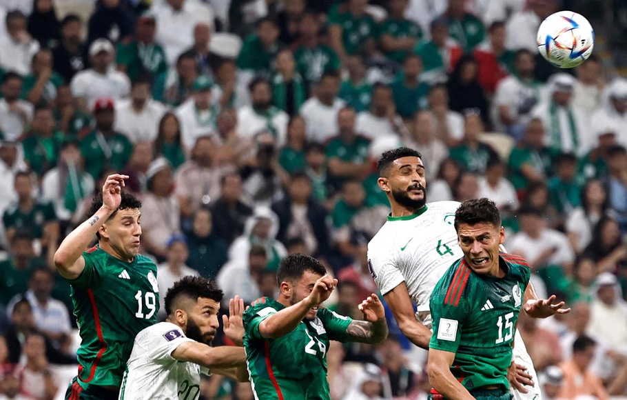 Para pemain Meksiko (hijau) terlibat perebutan bola dengan skuad Arab Saudi (putih).