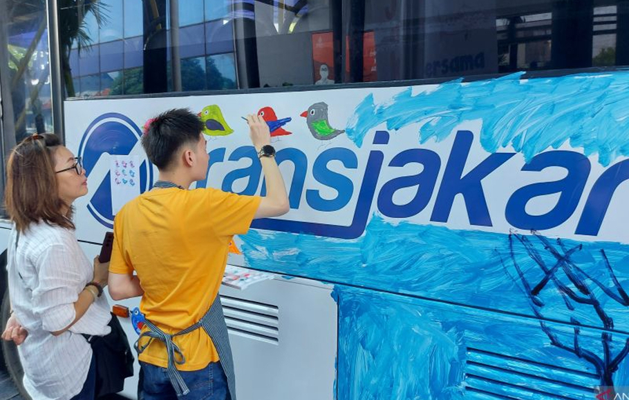 Sejumlah anak berkebutuhan khusus melukis mural bus TransJakarta di Kantor PT TransJakarta, Cawang, Jakarta, Kamis 1 Desember 2022.