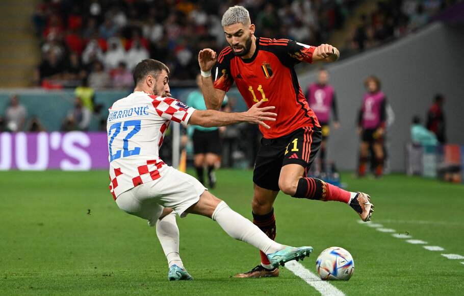 Bek Kroasia, Josip Juranovic mencoba mengadang pemain Belgia Yannick Carrasco dalam laga Grup F Piala Dunia 2022di Ahmad Bin Ali Stadium, Kamis, 1 Desember 2022.