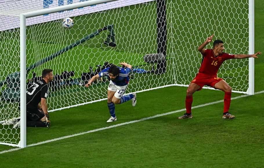 Gelandang Jepang, Ao Tanaka mencetak gol penentu kemenangan atas Spanyol.