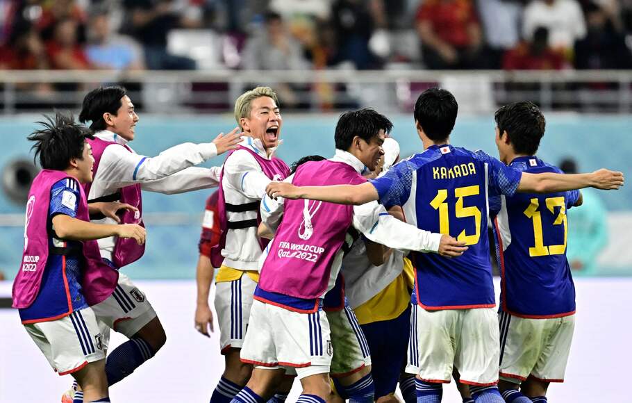 Selebrasi pemain Jepang usai memastikan lolos ke babak 16 besar Piala Dunia 2022.