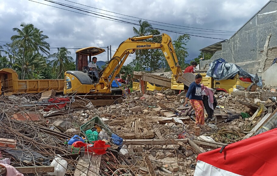 Rumah Roboh Akibat Gempa Cianjur Mulai Diratakan Halaman 1