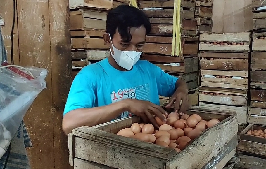 Pedagang telur ayam di Pasar Baru Karawang, Jawa Barat keluhkan kenaikan harga telur.