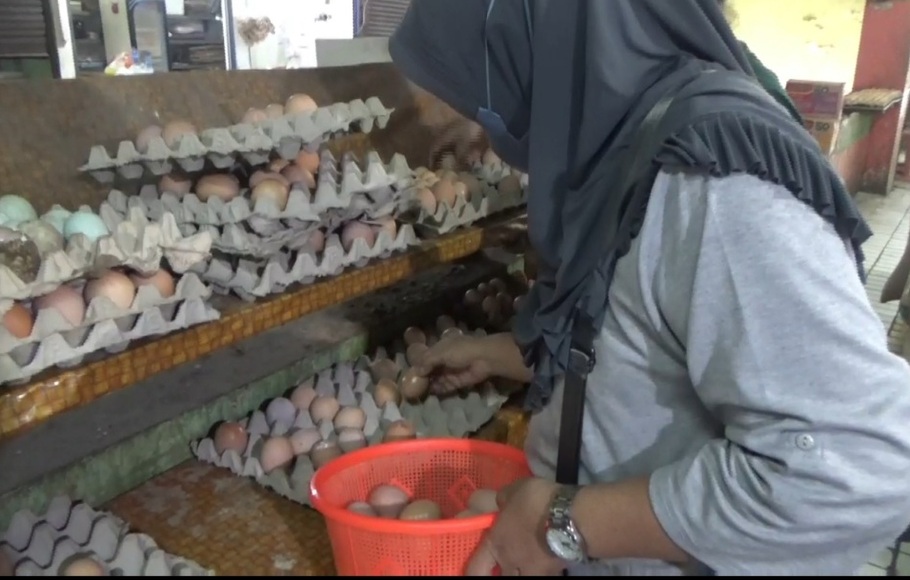Harga telur ayam ras di Pasar Grogol, Jakarta Barat, mengalami kenaikan cukup tinggi mencapai Rp 32.000 per kilogramnya dari harga Rp 30.000 per kilogramnya, pada Jumat (2/11/2022) siang.
