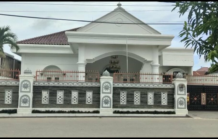 Rumah mewah Ismail Bolong di Kota Samarinda tampak sepi setelah mencuatnya kasus tambang ilegal di Kaltim yang menyeret namanya.