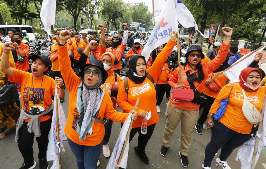Buruh lakukan aksi unjuk rasa di depan Balai Kota DKI Jakarta, Jumat 2 Desember 2022.