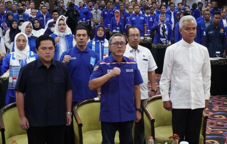 Ketua Umum Partai Amanat Nasional (PAN) Zulkifli Hasan bersama Ganjar Pranowo dan Erick Thohir di kegiatan peluncuran bakal calon legislatif PAN se-Jawa Tengah di Kota Semarang, Jateng, Jumat, 2 Desember 2022.
