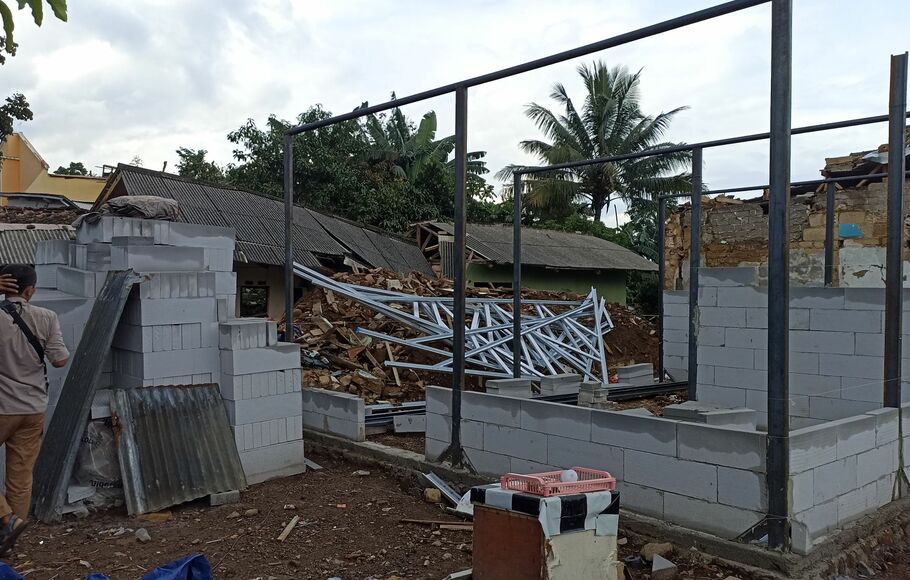 Salah satu rumah contoh tahan gempa mulai dibangun di Kampung Nagrak, Desa Nagrak, Kecamatan Cianjur Kota, Jumat 2 Desember 2022.