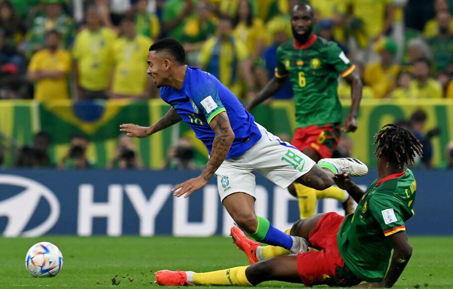 Striker Brasil Gabriel Jesus dilanggar pemain Kamerun.