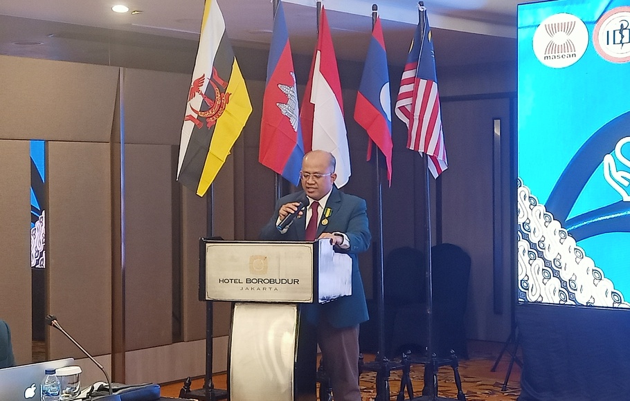 Ketua Umum PB IDI Adib Khumaidi saat memberikan sambutan di acara pembukaan MASEAN di Hotel Borobudur, Jakarta Pusat, Sabtu, 3 Desember 2022.