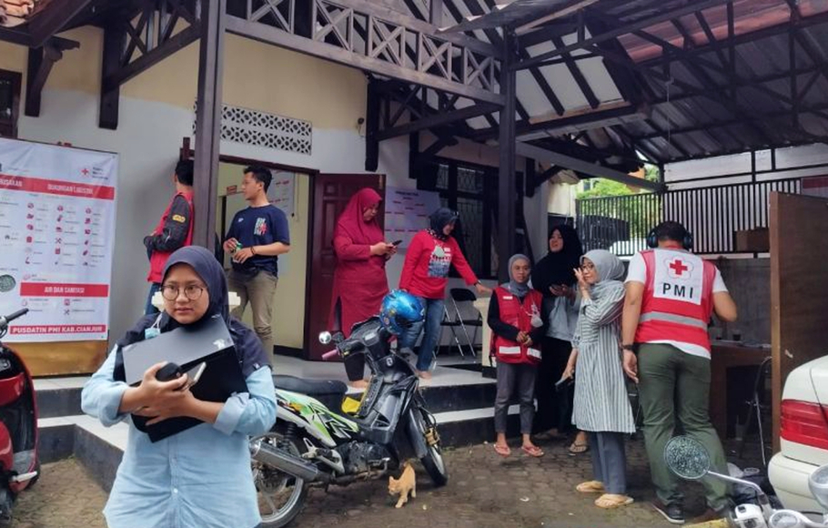Relawan PMI Cianjur, Jawa Barat, berhamburan keluar markas karena merasakan gempa yang cukup kencang, Sabtu 3 Desember 2022.