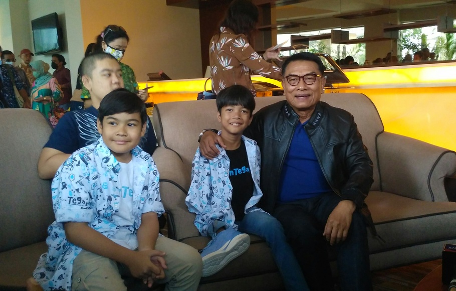 Kepala Staf Kepresidenan Moeldoko bersama anak penyandang disabilitas usai nonton bareng Film Tegar di Jakarta, Sabtu 3 Desember 2022.