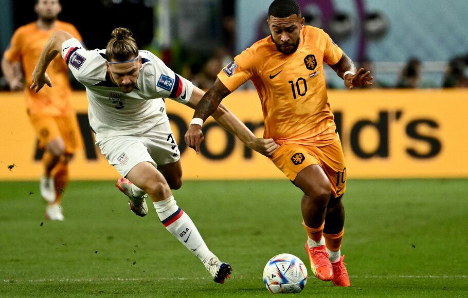 Bek timnas Amerika, Walker Zimmerman (kiri) mengawal pergerakan penyerang Belanda,Memphis Depay pada babak 16 besar Piala Dunia 2022 di Qatar, Sabtu, 3 Desember 2022. Memphis Depay mencetak gol pertama bagi Belanda.