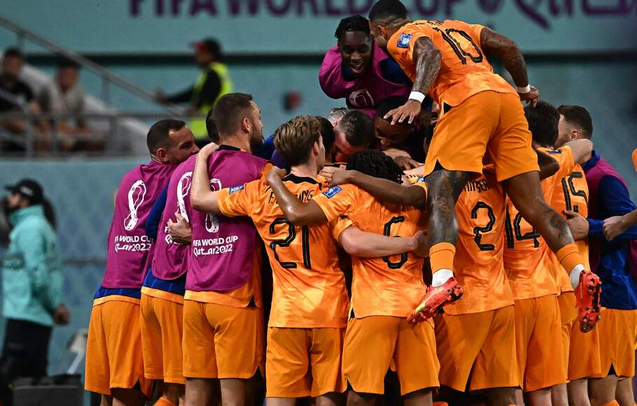 Pemain Belanda meluapkan kegembiraan setelah sukses membobol gawang Belanda pada babak 16 besar Piala Dunia 2022 di Qatar, Sabtu, 3 Desember 2022. Belanda lolos ke babak perempat final setelah mengalahkan Amerika 3-1.