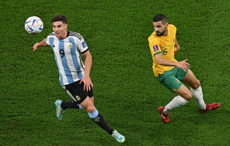 Pemain Argentina Julian Alvarez (kiri) berebut bola dengan pemain Australia Aziz Behich pada pertandingan babak 16 besar Piala Dunia 2022 di di Stadion Ahmad Bin Ali, Minggu 4 Desemebr 2022 dini hari.