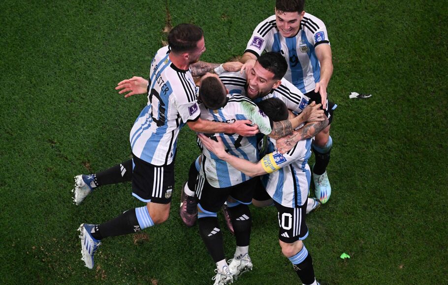Para pemain Argentina merayakan kemenangan atas Australia pada pertandingan babak 16 besar Piala Dunia 2022 di di Stadion Ahmad Bin Ali, Minggu 4 Desemebr 2022 dini hari.
